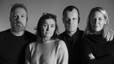 Gruppfoto av skådespelarna i Meningen med livet och andra berättelser.