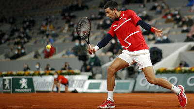 Novak Djokovic slår en boll i Franska öppna.