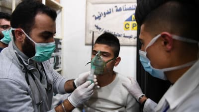 Ett av offren för en påstådd kemvapenattack vårdas på sjukhus i Aleppo.