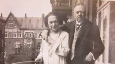 Emilie och Hjalmar Söderberg på balkongen i Allégade 15A på Frederiksberg. Cirka 1929. 
