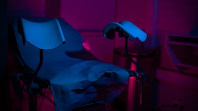 Gynekologstol i mörk belysning
