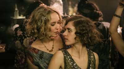 Charlotte Ritter (Liv Lisa Fries) ja Vera (Caro Cult) läheisissä tunnelmissa juhlissa.