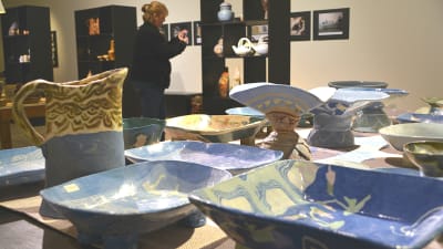 Blå keramik från Elina Sorainens produktion 