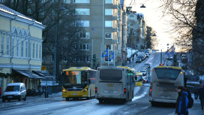 Flera bussar kör längs Auragatan i Åbo. 