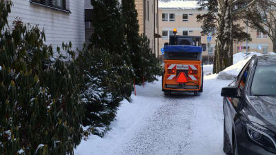 Juuso Sahlberg kör en maskin för att sanda en trottoar i Borgå 
