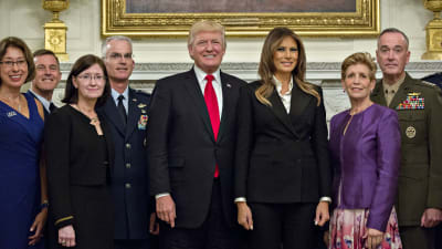 Donald Trump talade kryptiskt om "lugnet före stormen" då han åt middag med sina militärledare i Vita huset