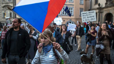 Demonstranter protesterade mot Babiš regering och mot kommunisterna utanför parlamentet i Prag på tisdag kväll 11.7.