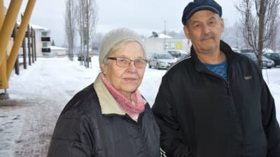 man och kvinna på parkeringsplats