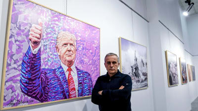 Den albanska konstnären Avni Delvina har målat 50 idolporträtt av Donald Trump.