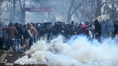 Migranter flydde undan tårgasgranater i turkiska Pazarkule, vid gränsen mot Grekland, på lördagen. 