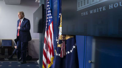 President Trump går in i pressrummet i Vita huset.