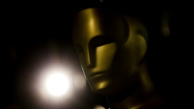 Oscar-patsaan kasvot lähikuvassa.