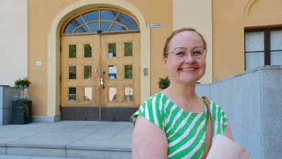Projektledare Annika Pollari framför ingången till Hanken i Vasa