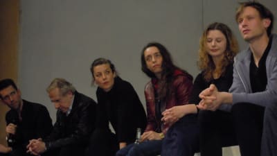 Susanne Kennedy (i mitten), närmast omgiven av skådespelarna Walter Hess, Cigdem Teke och Anna Maria Sturm under föreställningsdiskussionen i Berlin. Intressant att jämföra Teke och Sturm med föreställningsbilden. Tala om förändring!