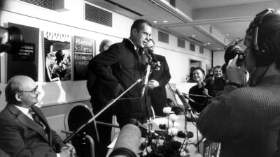 Jörn Donner talar framför pressen efter att ha fått Finlandiapriset år 1986.
