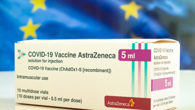 En förpackning med Astra Zenecas coronavaccin