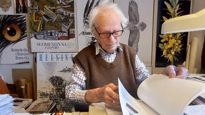 Grafikern Erik Bruun vid sitt arbetsbord