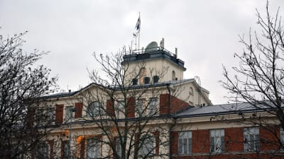 Fasaden och tornet av en av de ståtliga byggnaderna vid Heikkiläs gamla kasern i Åbo.