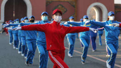 Invånare dansar i en park i Shenyang  i provinsen Liaoning, nordöstra Kina 6.4.2020