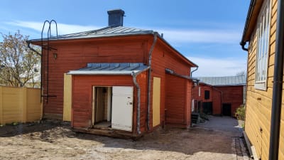 En röd gårdsbyggnad.