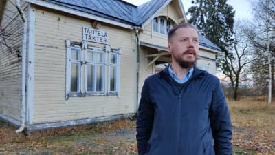 Ilmari Viljanen utanför Täkter tågstation.