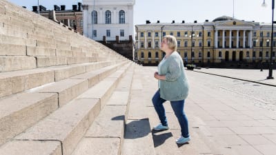 Kuvassa Helsingin keskustassa on Keskustan Annika Saarikko, joka on parhaillaan perhevapaalla. Saarikko palaa työhönsä tiede- ja kulttuuriministeriksi elokuussa.