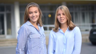 hilda jungar och heidi kaarto utanför vasa övningsskolas gymnasium. bakgrunden är ur fokus. 