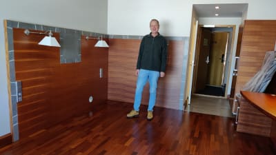 En man står i ett hotellrum som renoveras. Han heter Markku Nikola.