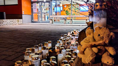 Mjukisdjur och ljus ytterom Borgå simhall till minnet av barnet som drunknade i där i november 2020