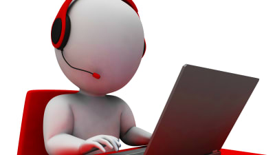 En tecknad figurer som sitter vid en dator med telefonhörlurar på öronen.
