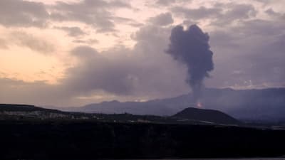 Bild på vulkan som spottar aska och spyr lava.