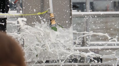 Champagneflaska krossas mot Augusta-båtens skrov då hon döps