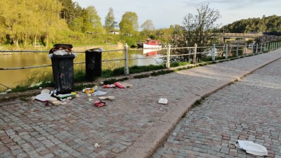 Överfullt sopkärl vid Ågatan i Borgå 25.05.20