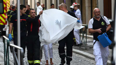 Nödarbetare bär en person som skadats i en explosion i centrala Lyon i Frankrike.