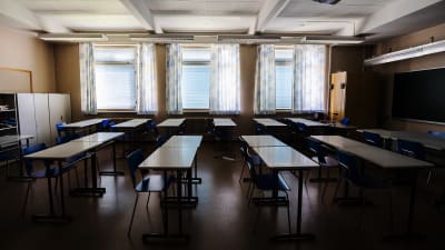 Ett tomt klassrum i Hyvinge i augusti 2020.