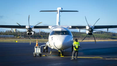 Ett av Finnairs resenärflygplan i modellen ATR.