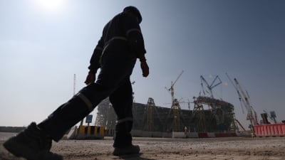 Migrantarbetare traskar vid stadionbygge i Qatar.
