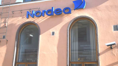 Fasaden till ett av Nordeas bankkontor.