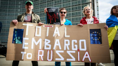 Mielenosoittajat vaativat boikottia venäläiselle energialle Brysselissä.
