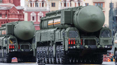 Ryssland visade upp RS-24 Jars-missiler under segerdagsparaden i maj i år.  Den här ballistiska roboten ska kunna bära tio kärnstridsspetsar. 