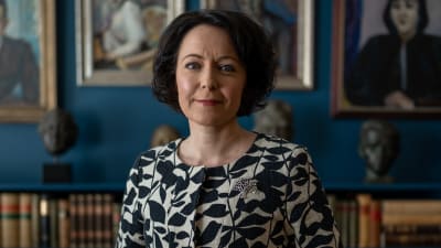 Runoilija ja valtiotieteen tohtori Jenni Haukio kuvattuna WSOY:n kirjastossa, Helsinki, 22.5.2023.
