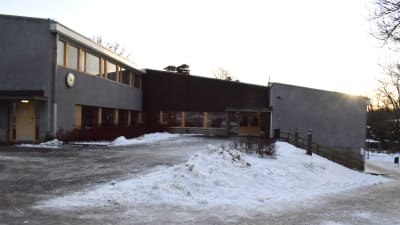 Dalsbruks högstadium, en grå stenbyggnad.