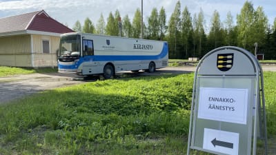 Biblioteksbuss som förhandsröstningslokal i Pieksämäki.