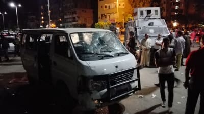 Polisernas sönderskjutna minibuss efter attacken i Helwan 8.5.2016