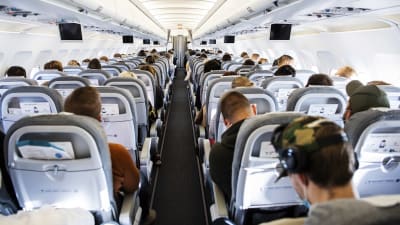 Bild av resenärer ombord på Finnairs flyg AY 435 från Helsingfors till Uleåborg i början av September.