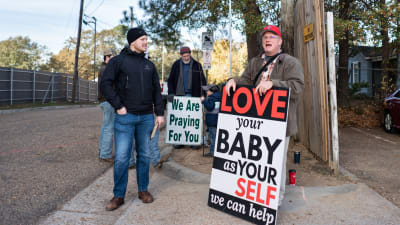 Antiabort-aktivister utanför Mississippis enda abortklink, med aktivisten Coleman Boyd som håller ett abortfientligt plakat.