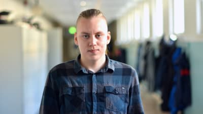lukas kujala i en skolkorridor. bakgrunden är ur fokus. 