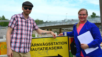 man och kvinna på stationsområde