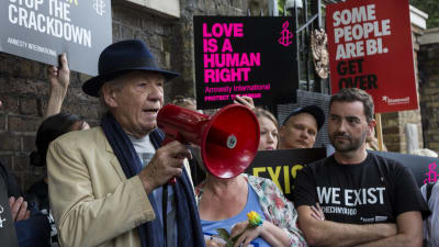 Demonstration mot förföljelse av sexuella minoriteter i Tjetjenien i London leds av skådespelaren Sir Ian McKellen.