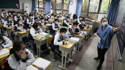 Ett klassrum i Wuhan den 6 maj, då skolor för äldre barn öppnat igen. 